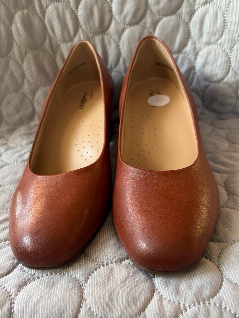 Trotters Women's Round-Toe Ballet Flats in Warm Chestnut